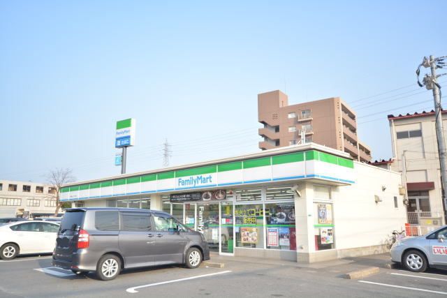 コンビニ　ファミリーマート（コンビニ）まで500m