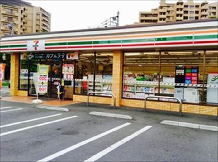 コンビニ　セブンイレブン（コンビニ）まで235m