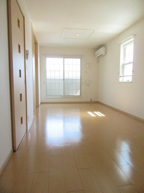 居室・リビング　バルコニー側の洋室６帖♪明るいお部屋です♪