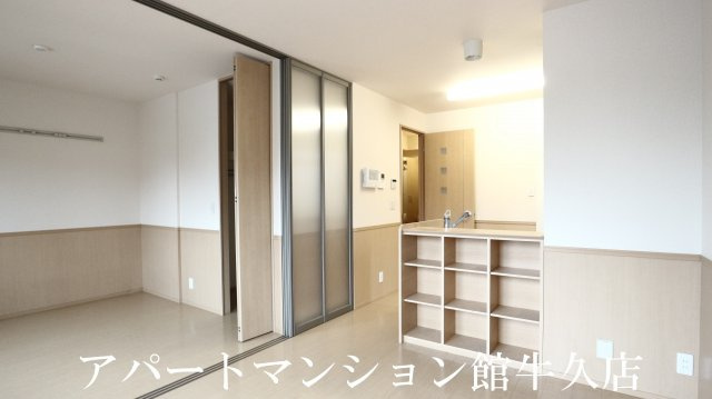 キッチン　対面式システムキッチン（3口ＩＨ、グリル、浄水器付）