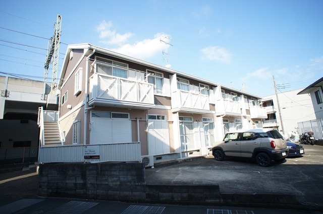 建物外観　敷地内に駐車場がありますが、まず空き確認してください。