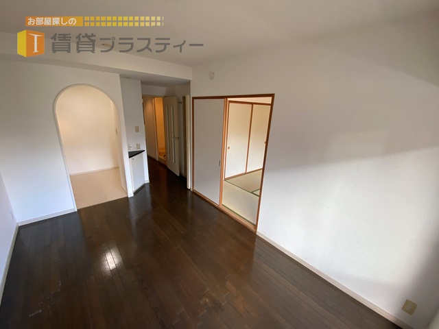 居室・リビング　キッチンへの入り口がかわいらしいですね。