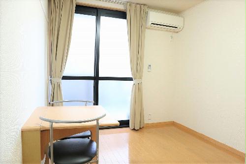 居室・リビング　備品は部屋毎に異なります。１Ｆのみフローリング。