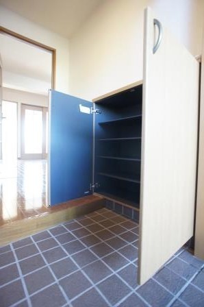 玄関　幅のある靴いれを備えた玄関です