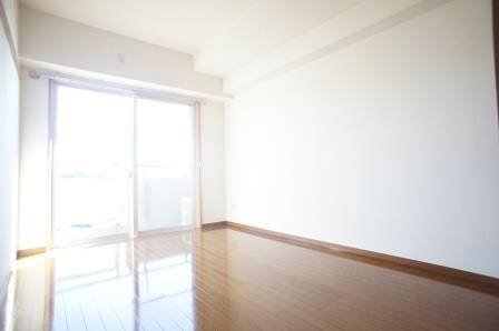居室・リビング　フローリングもあってスッキリとしたお部屋です