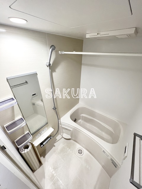バス・シャワールーム　嬉しい追い焚き・浴室乾燥機付きです♪