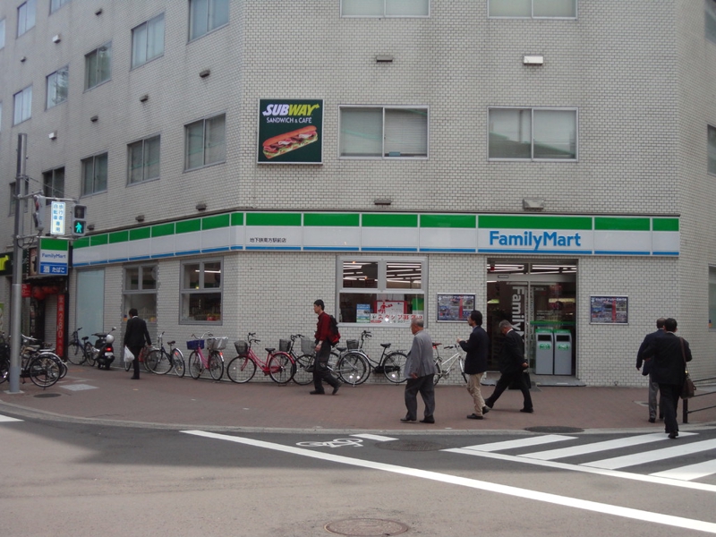 コンビニ　ファミリーマート・西中島南方店（コンビニ）まで88m