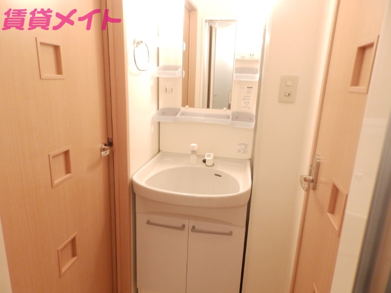 洗面設備　別部屋同型タイプです。