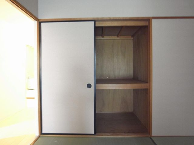収納　和室にある、２段に仕切られた収納です！