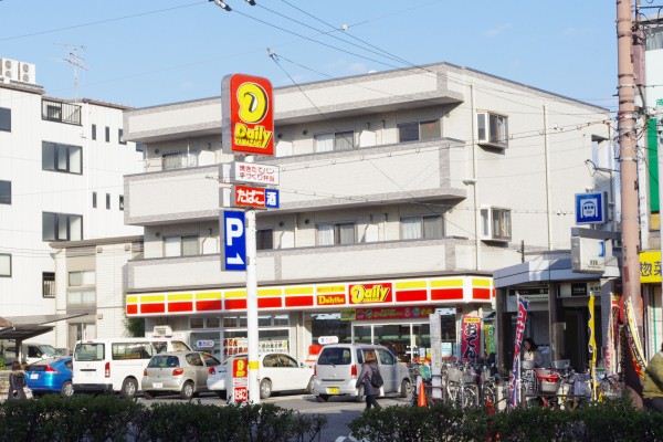 コンビニ　デイリーヤマザキ南巽駅前店（コンビニ）まで220m