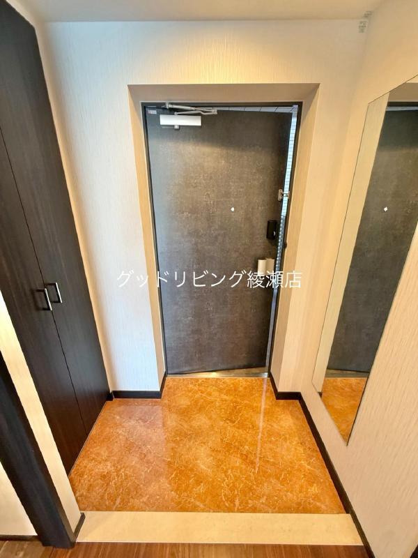 プレジオ北綾瀬ASIANの玄関写真