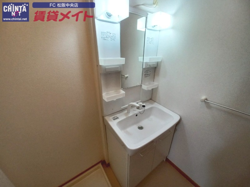 洗面設備　別部屋反転参考写真です
