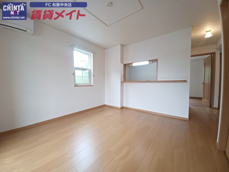 居室・リビング　別部屋反転参考写真です