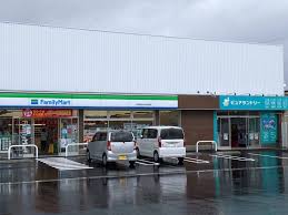 コンビニ　ファミリーマート 吉田町総合体育館前店（コンビニ）まで128m