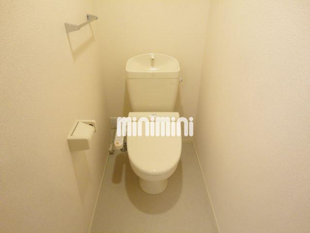 トイレ　清潔感のあるトイレは温水洗浄便座付。