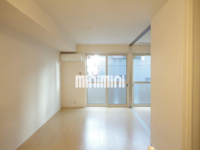 居室・リビング　明るい色合いのお部屋です