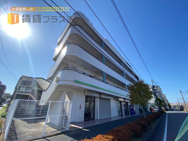 建物外観　駅から真っすぐ。迷う心配は無しです。