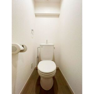 トイレ　落ち着いた色調のトイレです