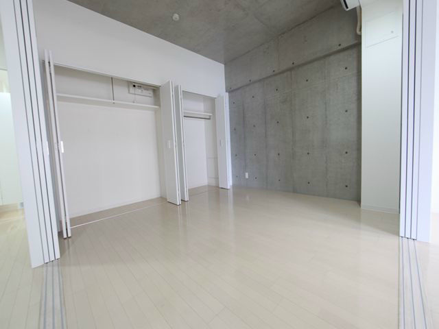 その他部屋・スペース　洋室8帖　収納2ヶ所　コンクリート打ちっぱなしの内装　デザイ