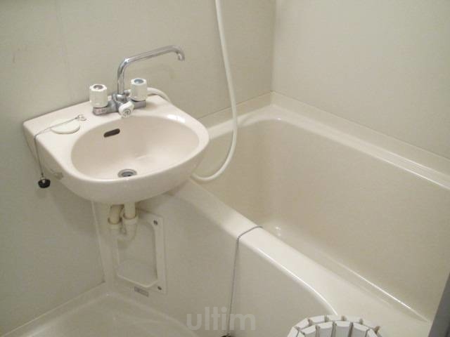 バス・シャワールーム　※同タイプの他のお部屋です