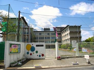小学校　伊丹市立摂陽小学校（小学校）まで608m