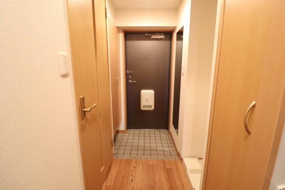玄関　※別号室の写真です