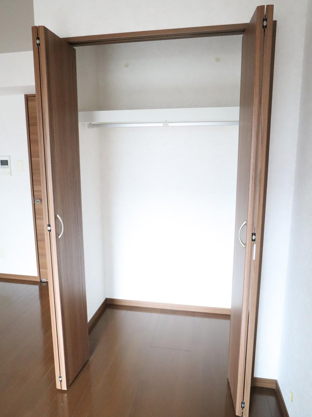 収納　奥行のあるクローゼットで、お部屋スッキリお過ごしいただけます