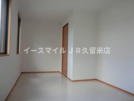その他部屋・スペース　落ち着いた色調の寝室です