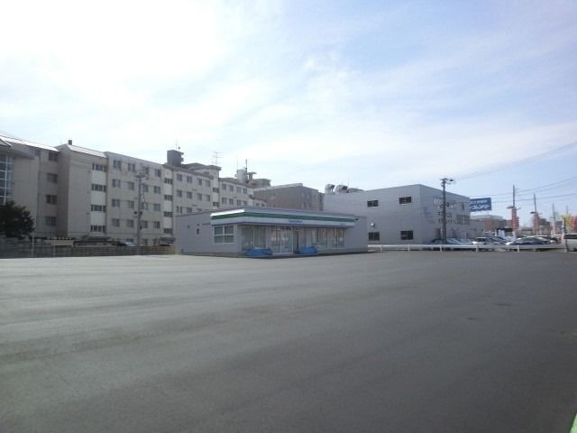 コンビニ　ファミリーマート札幌大谷地西１丁目店（コンビニ）まで97m