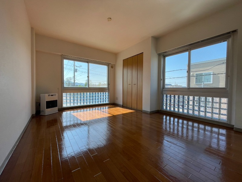 居室・リビング　日当たりが良くて心地よく過ごせそうなお部屋です。