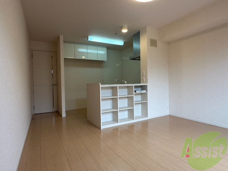居室・リビング　白を基調とした綺麗なお部屋ですね。日当たりも良好です