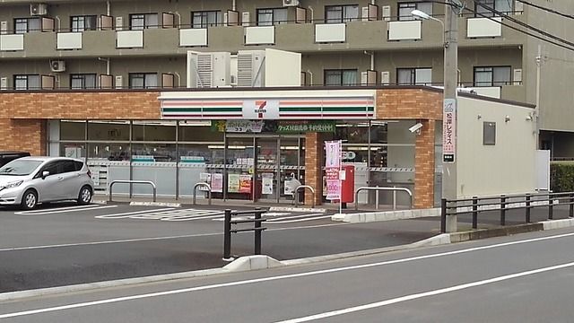 コンビニ　セブンイレブン（コンビニ）まで300m
