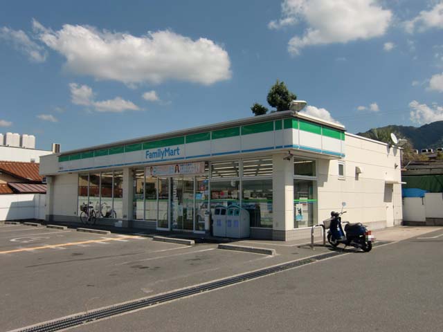 コンビニ　ファミリーマート 八尾郡川店（コンビニ）まで696m