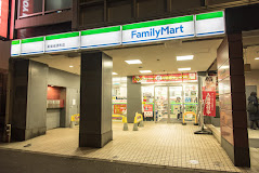 コンビニ　ファミリーマート 新宿信濃町店（コンビニ）まで298m