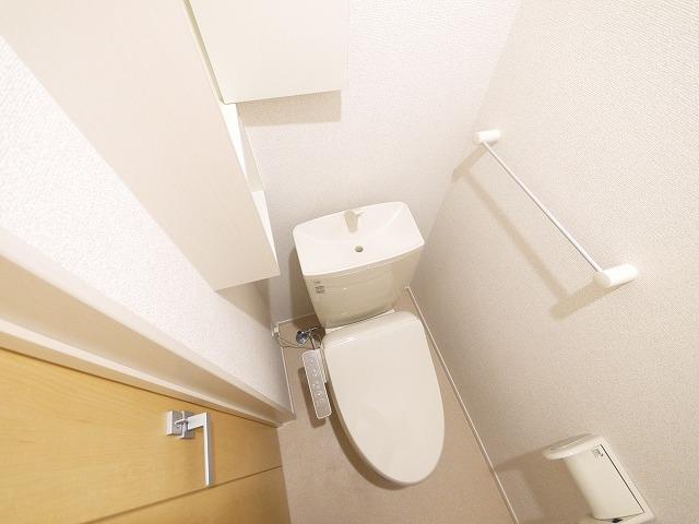トイレ　落ち着いた色調のトイレです