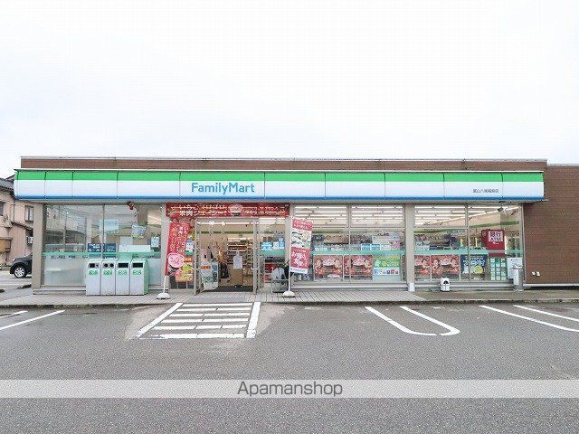 コンビニ　ファミリーマート（コンビニ）まで830m