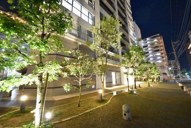 庭　１階建物内にクリーニング屋とコインランドリー併設