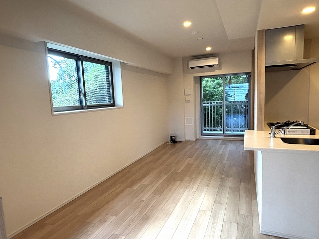 定期借家◎築2年 NETフリー KOMABA WEST Eの居間写真