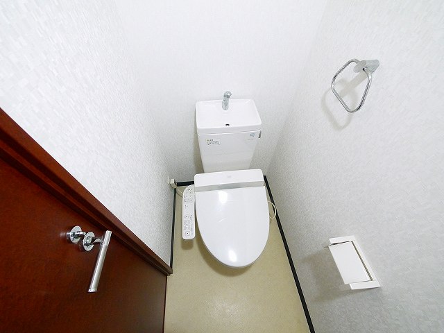 トイレ　落ち着いた色調のトイレです