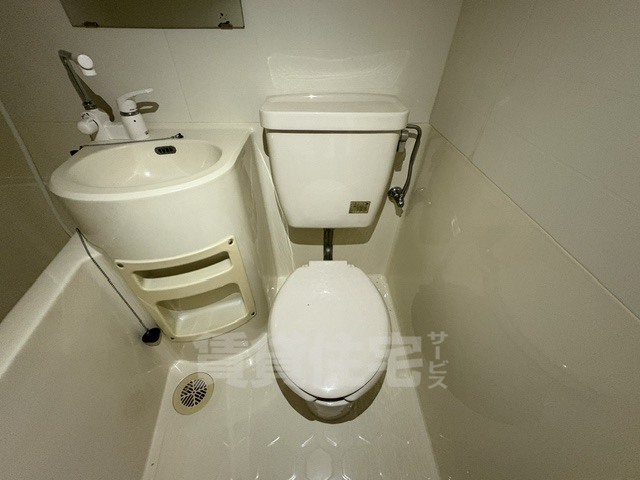 地下鉄東西線 椥辻駅 徒歩10分 3階建 築39年のトイレ写真
