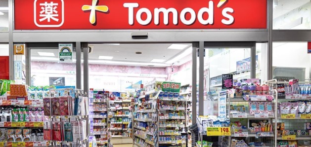 ドラックストア　トモズ白金プラザ店（ドラッグストア）まで374m