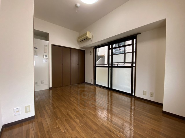 第13関根マンションの居間写真