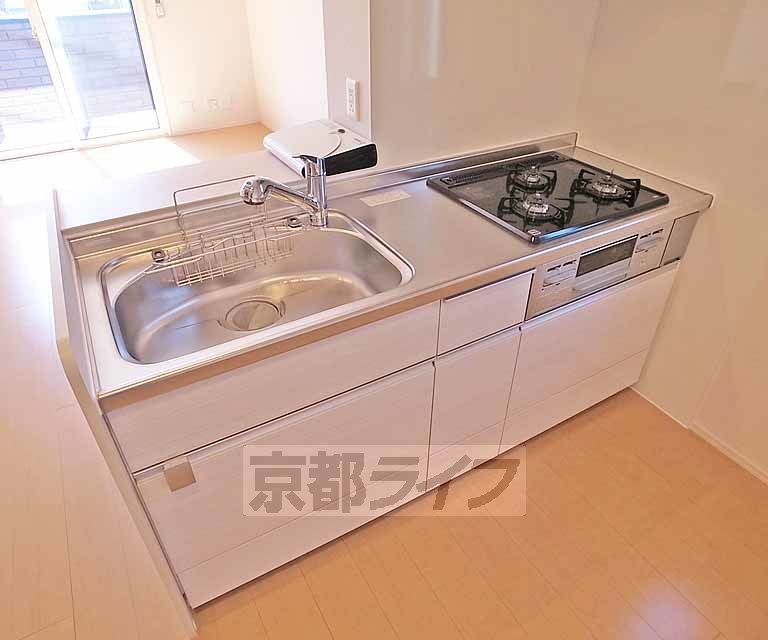 キッチン　３口ガスコンロのシステムキッチンです。