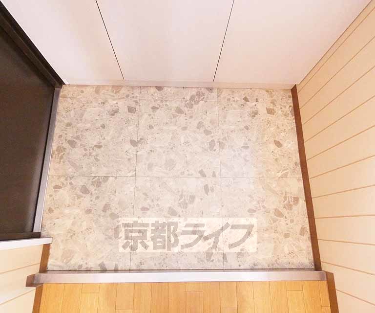 地下鉄烏丸線 竹田駅 徒歩5分 7階建 築32年の玄関写真