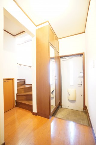 玄関　※同物件・反転タイプの写真です。