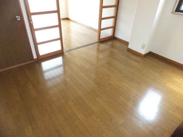 クィーンハイツ大治の居間写真