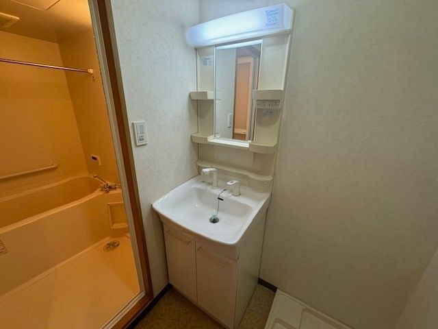 洗面設備　明るい洗面所です