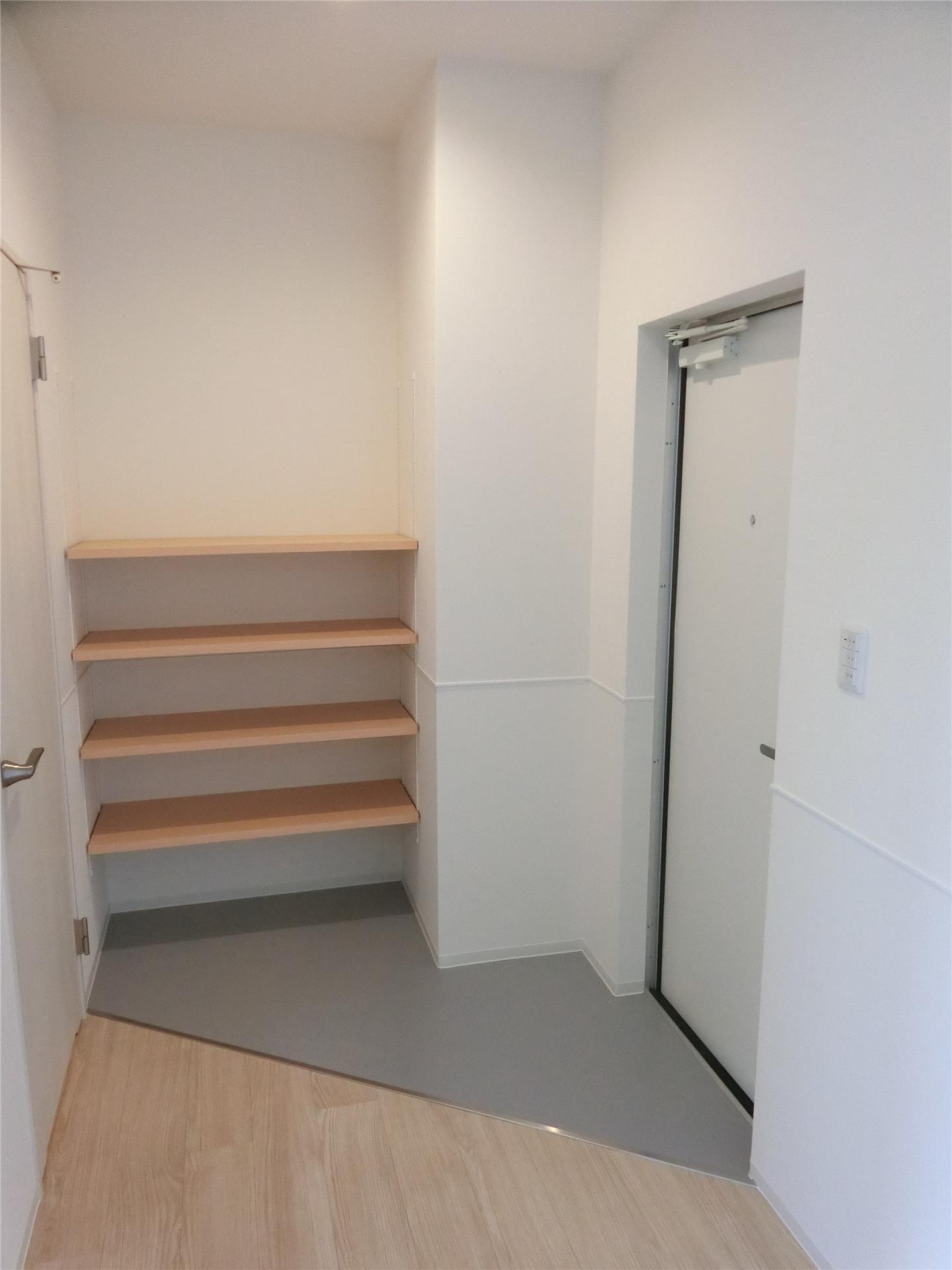 玄関　靴や荷物の仮置きに便利な棚付きの玄関です♪