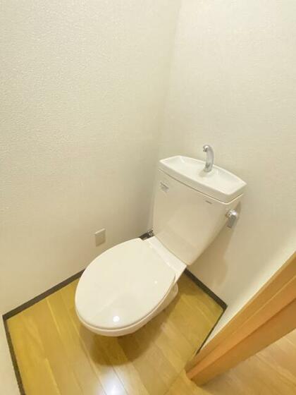 ＪＲ総武線快速 新小岩駅 徒歩23分 2階建 築62年のトイレ写真