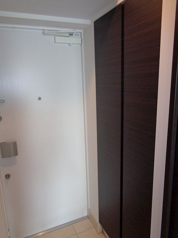 玄関　※同タイプの別のお部屋です。